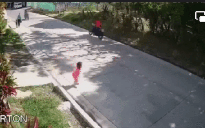 Clip: Bé gái bất ngờ chạy sang đường, chỉ vài giây sau nhận cái kết ám ảnh Ảnh 2