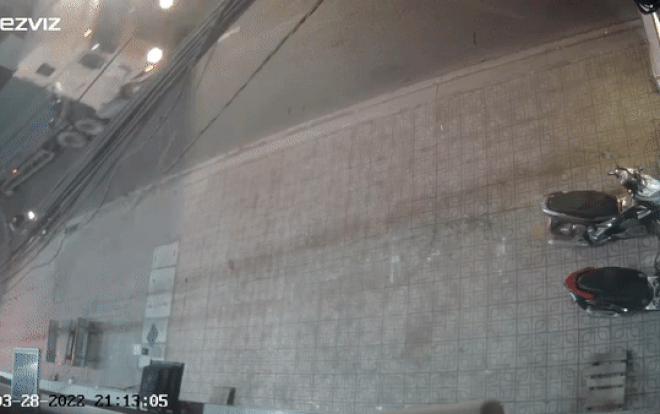 Clip: Xe tải kéo bó thép rơi 'càn quét' người đi đường gây kinh hãi Ảnh 2