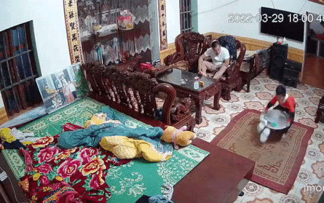 Thấy con trai bê mâm cơm bị đổ hết bát đĩa, ông bố không quát mắng mà quay sang làm điều này Ảnh 2
