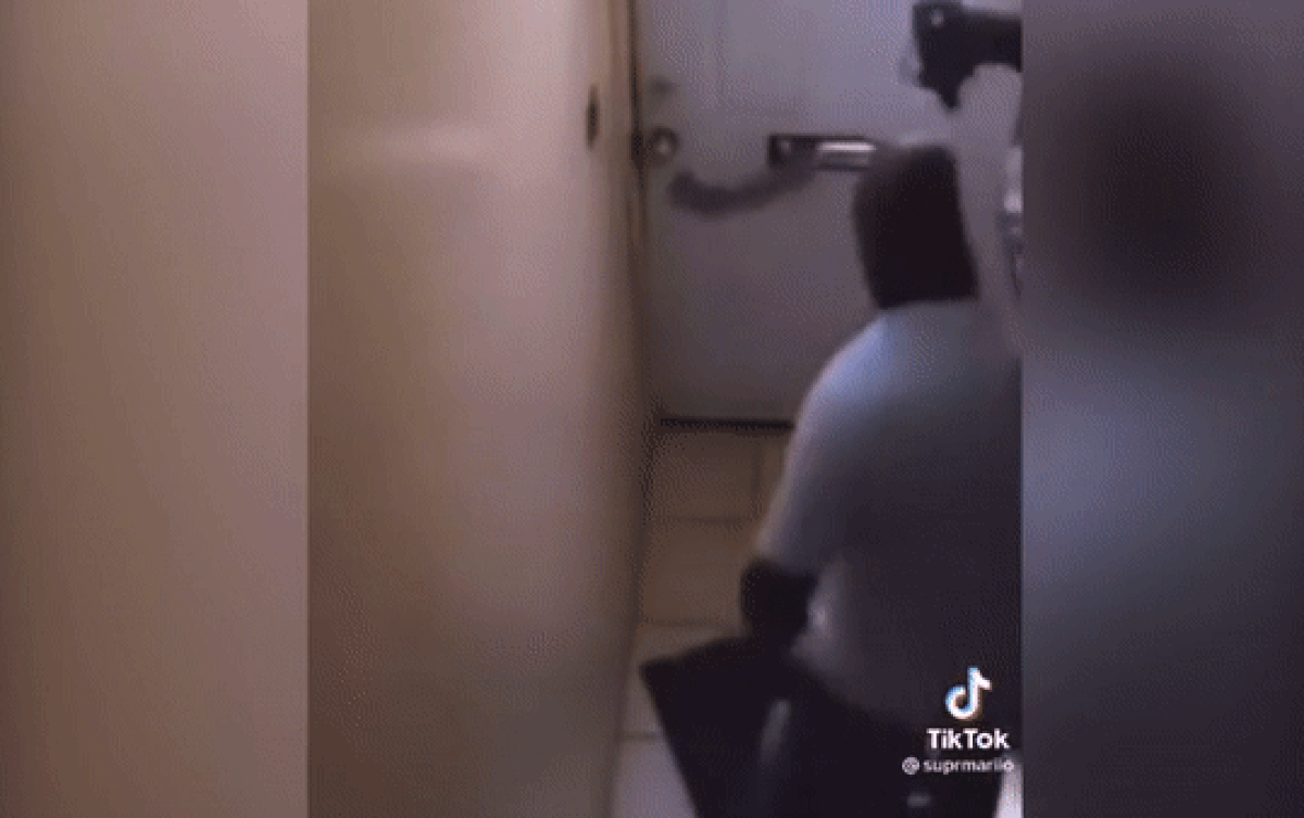 Clip: Thò tay vào mở cửa, tên trộm xui xẻo bị chủ nhà 'xử đẹp' Ảnh 2