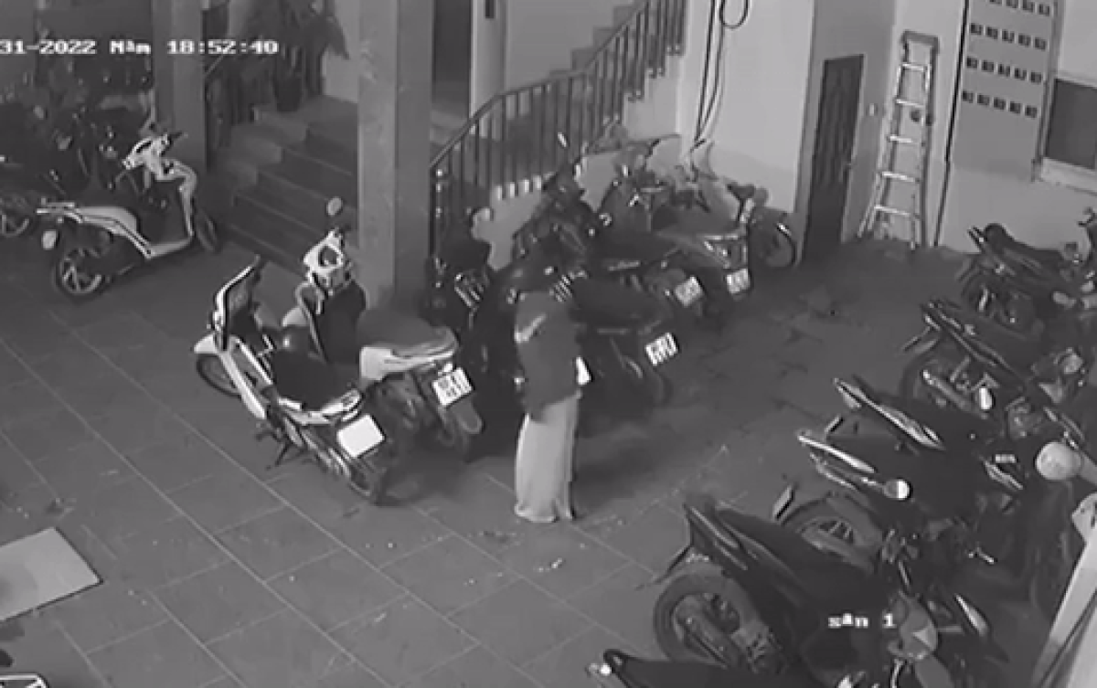 Xuất hiện clip nghi 1 phụ nữ phóng hỏa đốt xe máy gây ra vụ cháy nhà 1 người tử vong, 5 người bị thương Ảnh 2