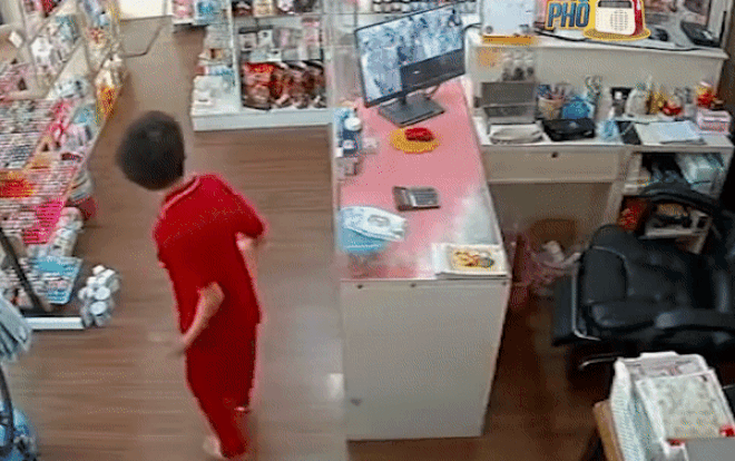 'Cậu ấm' đang trộm tiền của mẹ thì bị camera bắt trọn 'khoảnh khắc' và cái kết 'nhanh trí' ngay sau đó Ảnh 2