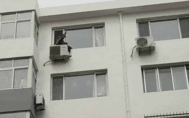 Quên chìa khóa, thanh niên trèo tường về căn hộ qua đường cửa sổ nhưng lại nhận cái kết 'thốn không tả' Ảnh 2