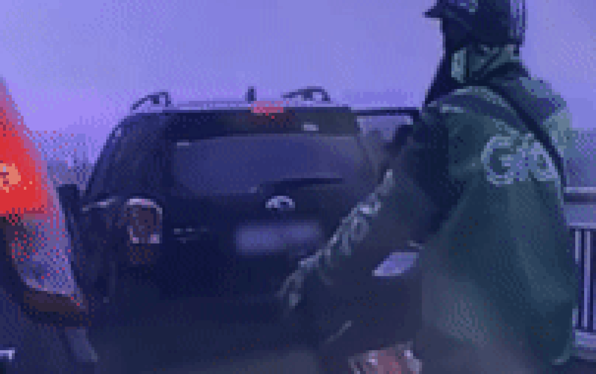 Dừng xe trên thành cầu rồi vội quẳng thứ này xuống sông, người phụ nữ bị chỉ trích dữ dội Ảnh 2