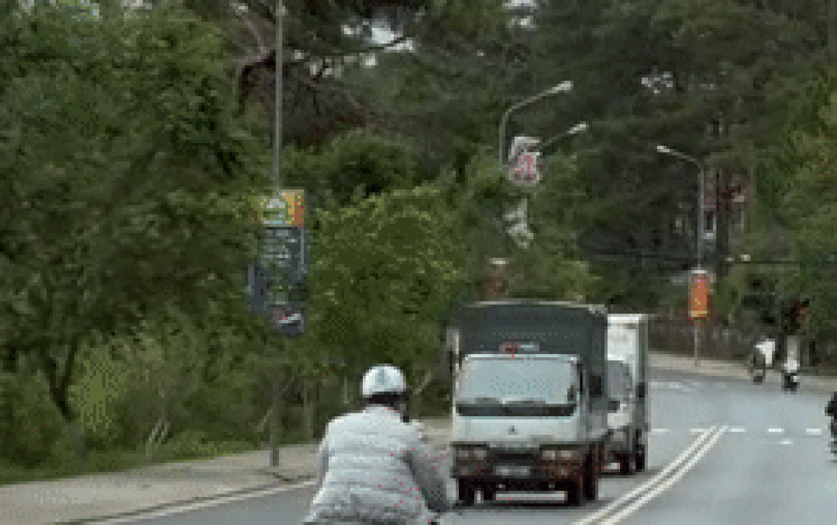 Clip: Người đàn ông vừa lái xe vừa 'làm xiếc' trên đường khiến nhiều người thót tim Ảnh 2