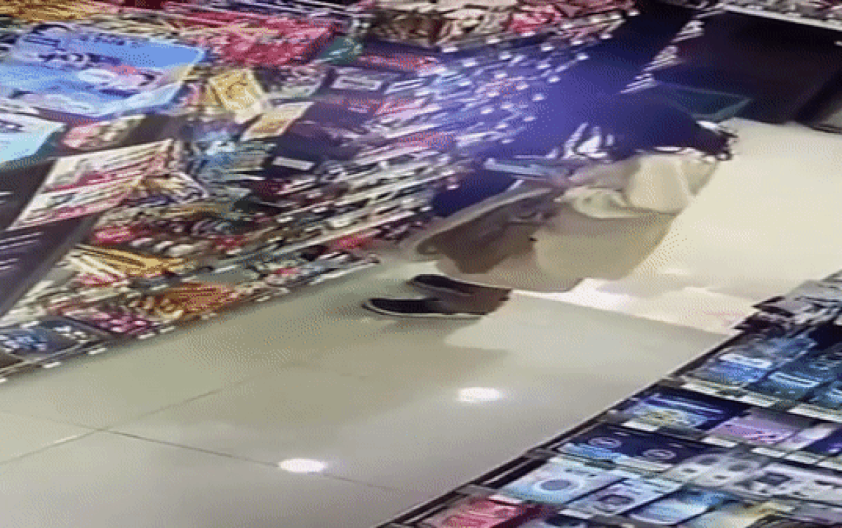 Clip: 'Siêu trộm nhí' giở mánh khóe cực tinh vi trong cửa hàng tiện lợi khiến nhiều người ngỡ ngàng Ảnh 2