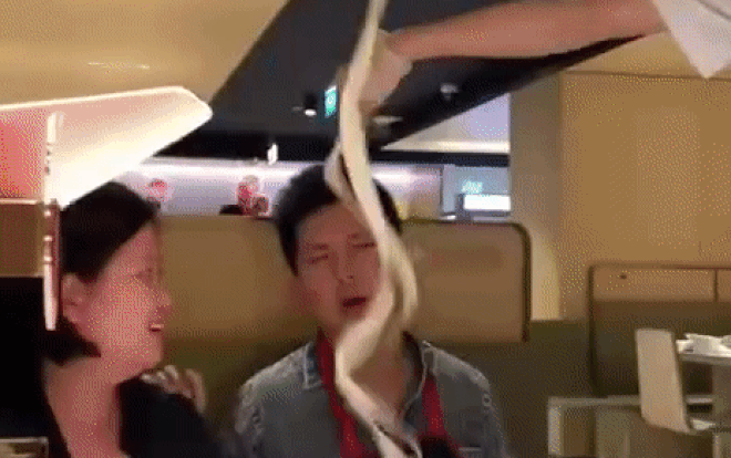 Haidilao nổi tiếng hút khách với 'đặc sản' múa mì, nhưng có phải ai cũng thích xem? Ảnh 2