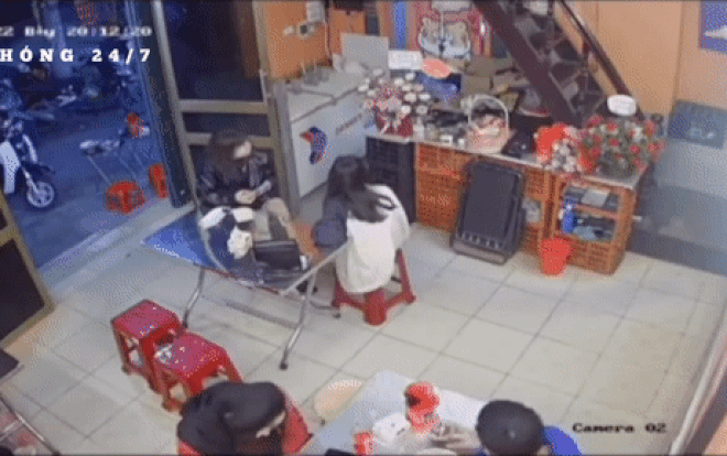 Clip: Chỉ vì một giây bất cẩn bước xuống cầu thang, nữ nhân viên gặp tai nạn 'nhớ đời' Ảnh 2