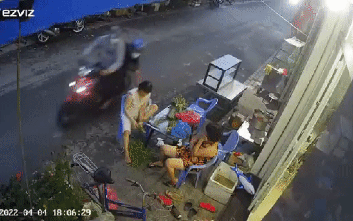 Đang say sưa 'tám chuyện' với hàng xóm, người phụ nữ liền biến sắc khi gặp tai họa bất ngờ Ảnh 2