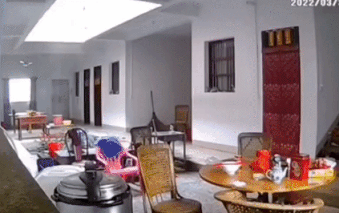 Clip: Nồi áp suất bất ngờ phát nổ khi cụ bà đang nấu cơm và cái kết may mắn khiến netizen 'thở phào' Ảnh 2