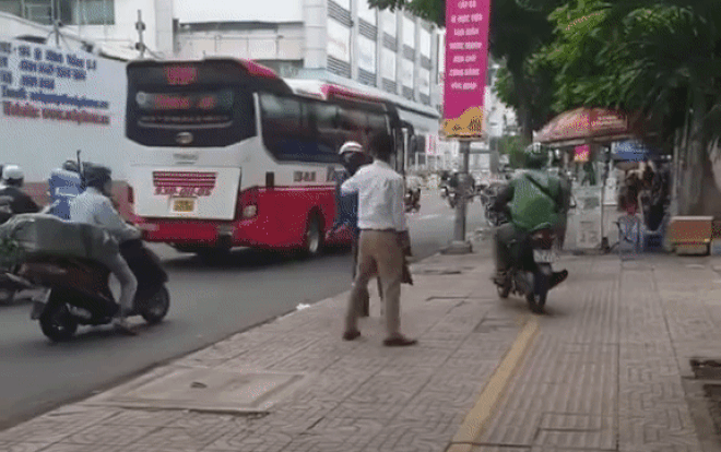 Clip: Hung hăng chặn đầu xe máy gây sự, người đàn ông bị đuổi đánh chạy 'té khói' Ảnh 2