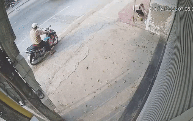 Đang dừng xe bên lề đường, người đàn ông bất ngờ bị ôtô lao tới 'ủi bay', văng xa cả mét Ảnh 2