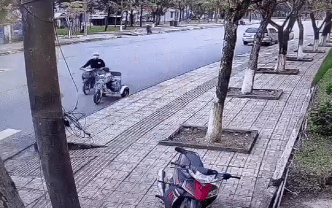 Clip: Gã nghiện cướp tiền, điện thoại của người ngồi xe lăn bán vé số dạo và cái kết 'đắng ngắt' Ảnh 2