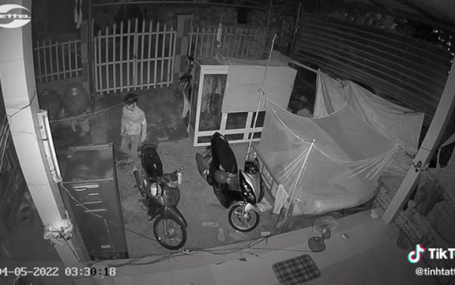 Đột nhập giữa đêm trộm xe máy, tên trộm không ngờ phải 'chạy chối chết' nhờ sự xuất hiện của 1 nhân vật Ảnh 2