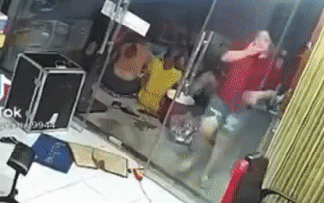 Clip: Vô tình va vào cửa kính trước nhà, cô gái bất ngờ nhận cái kết 'tan tành' Ảnh 2