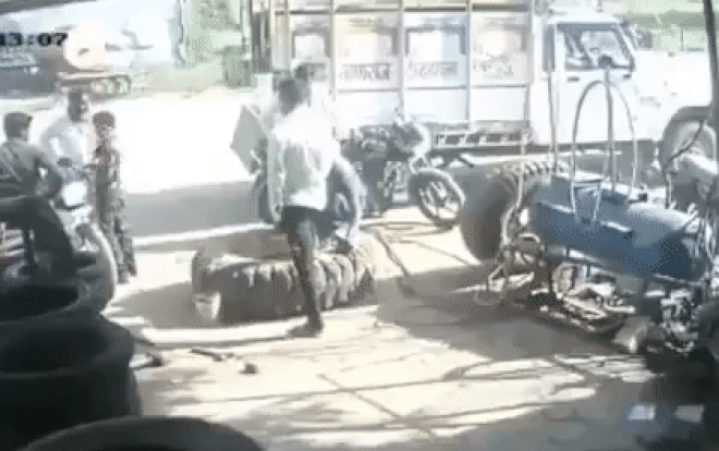 Clip: Đang bơm lốp xe bỗng phát nổ, hai nam thanh niên gặp nạn 'bay như chim' Ảnh 2