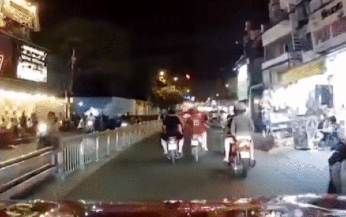 Clip: 'Cầu thủ áo 19' bất ngờ thể hiện màn lạng lách xe trên đường và cái kết khiến dân mạng hả hê Ảnh 2