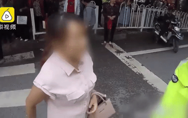 Clip: Bị người vi phạm tát thẳng mặt, phản ứng của cảnh sát giao thông khiến dân tình thấy phục Ảnh 2