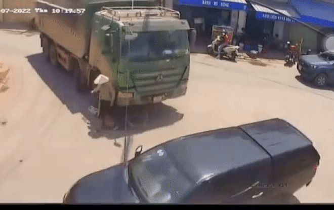 Clip: Người phụ nữ bị cuốn vào vào gầm xe tải và cảnh tượng 'chạy đua với tử thần' hồi hộp 'thót tim' Ảnh 2