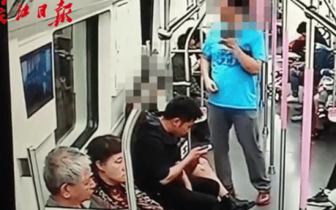 Clip: Hai lần xin số gái xinh không thành, người đàn ông bất ngờ vung tay trả thù Ảnh 2