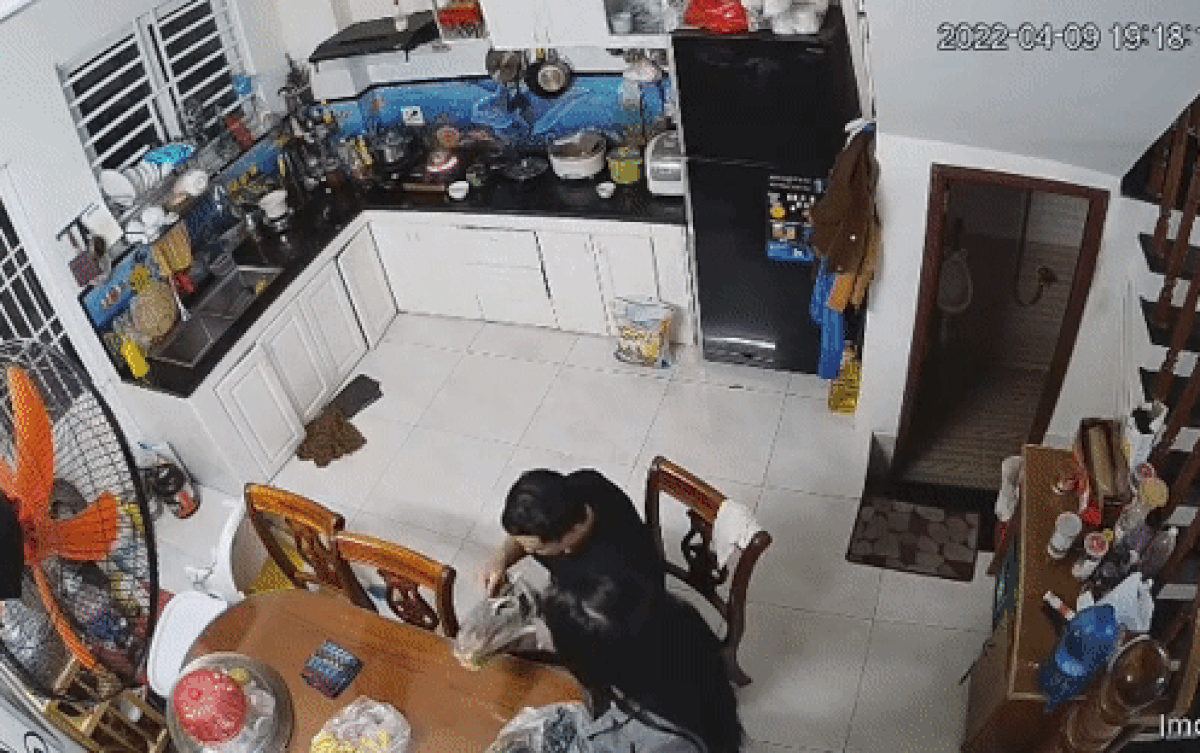 Clip: Cặp vợ chồng suýt gặp nguy hiểm trong căn bếp, nguyên nhân đến từ vật dụng ít ai để ý Ảnh 2