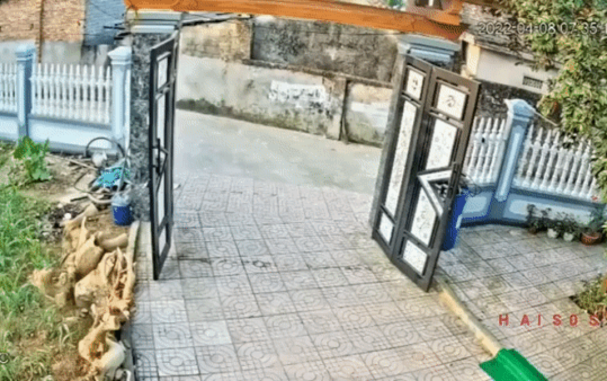 Clip: Chạy trốn CSGT, 2 thiếu nữ lao thẳng vào nhà dân khiến chủ nhà... 'đứng hình' Ảnh 2