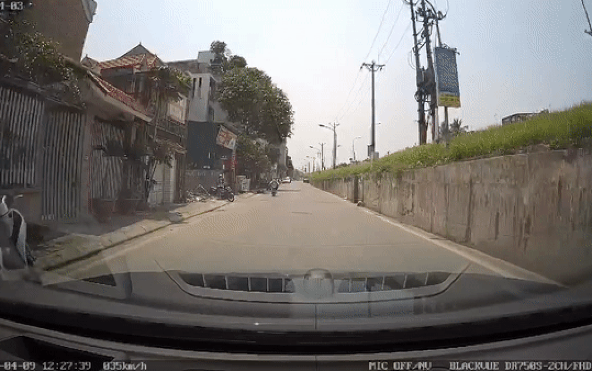 Clip: 'Thót tim' cảnh nam sinh ngã nhoài trước đầu ô tô, cái kết khiến ai nấy cũng thở phào nhẹ nhõm Ảnh 2