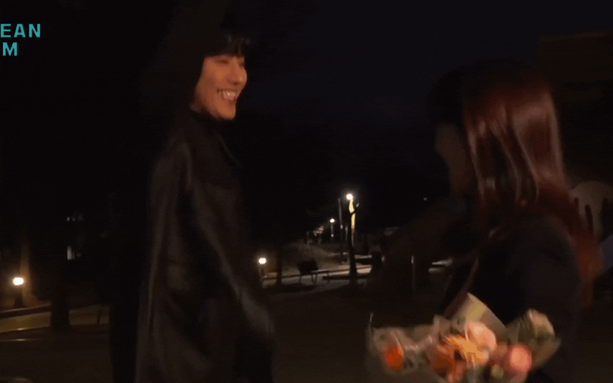 Hẹn Hò Chốn Công Sở: Hậu trường gây sốc, Ahn Hyo Seop nghẹn ngào ôm Kim Se Jeong, còn ráng nén khóc Ảnh 2