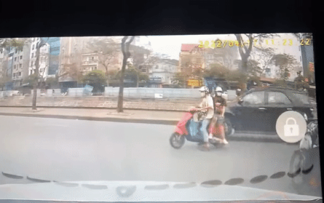 Clip: Nam thanh niên tăng ga, phi xe sang đường bất cẩn đánh rơi 'tình yêu' xuống đất Ảnh 2