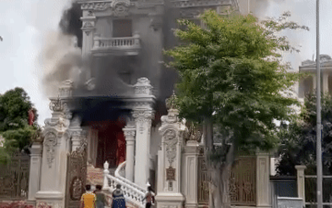 Vụ cháy tòa lâu đài của đại gia ở Quảng Ninh: Giải cứu kịp thời nữ chủ nhà bị mắc kẹt Ảnh 2