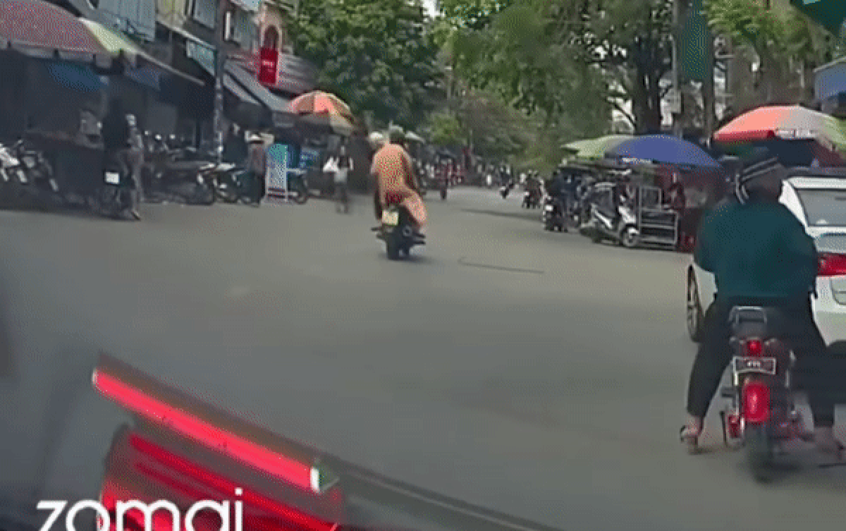 Cặp đôi di chuyển trên xe máy thì bất ngờ ngã nhào xuống đường, nguyên nhân đến từ vật dụng quen thuộc Ảnh 2