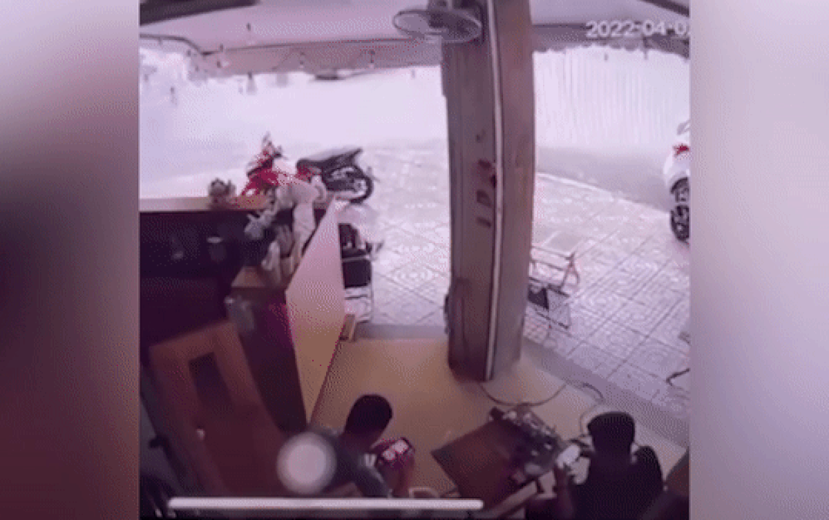 Clip: Cô gái bị mất lái khiến nhóm thanh niên bỏ chạy tán loạn Ảnh 2