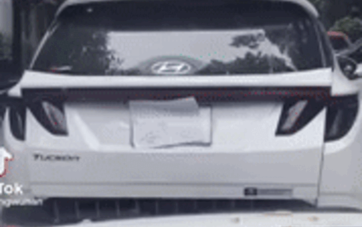 Bác tài mới 'ra nghề' và 4 tờ giấy treo ở cốp xe con khiến dân mạng vỗ tay rần rần Ảnh 2