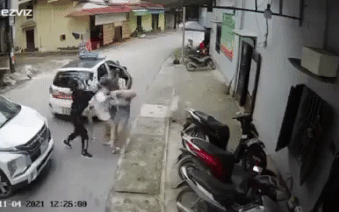 Nhóm người phụ nữ lôi 'tiểu tam' xuống taxi, đánh ghen túi bụi giữa đường gây xôn xao Ảnh 2