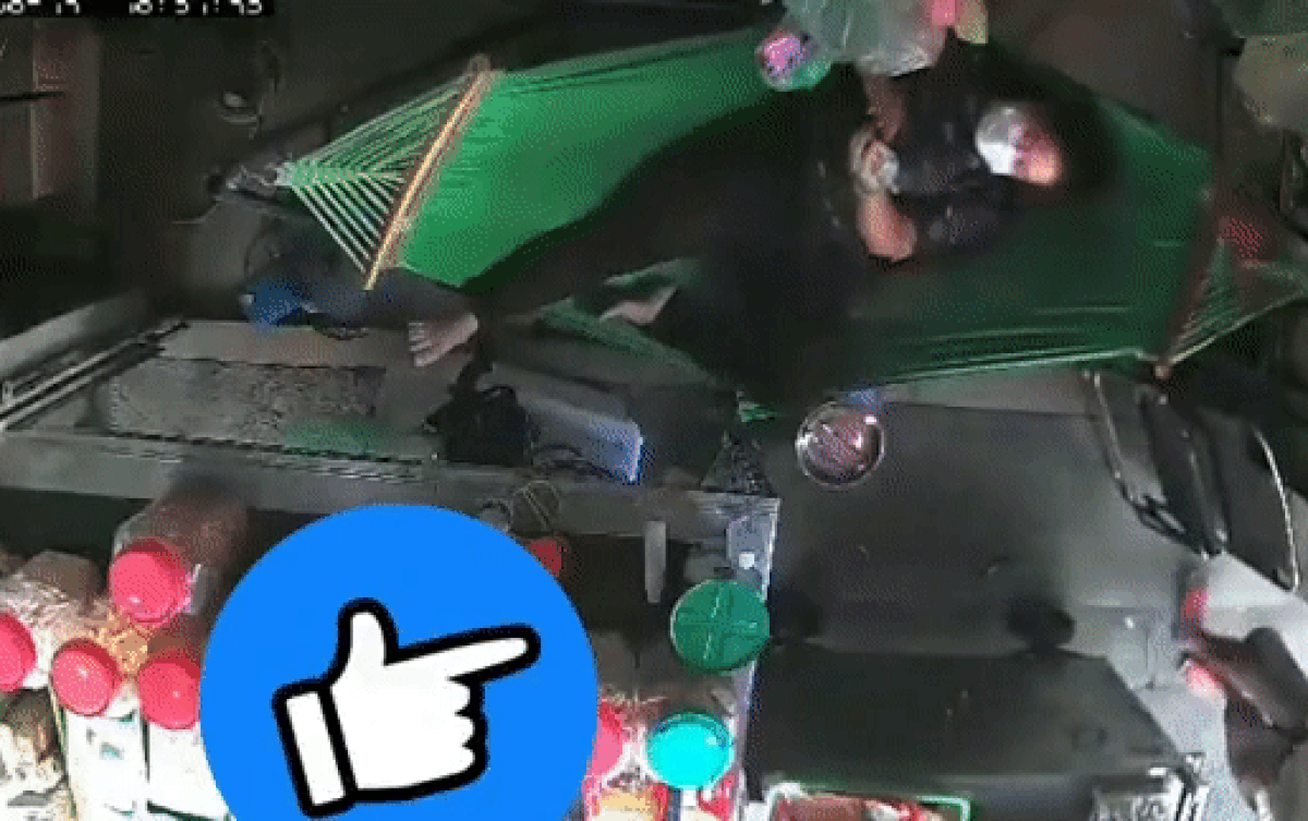 Clip: Nam thanh niên rón rén bước vào nhà, táo tợn giật phăng chiếc điện thoại của người phụ nữ Ảnh 2