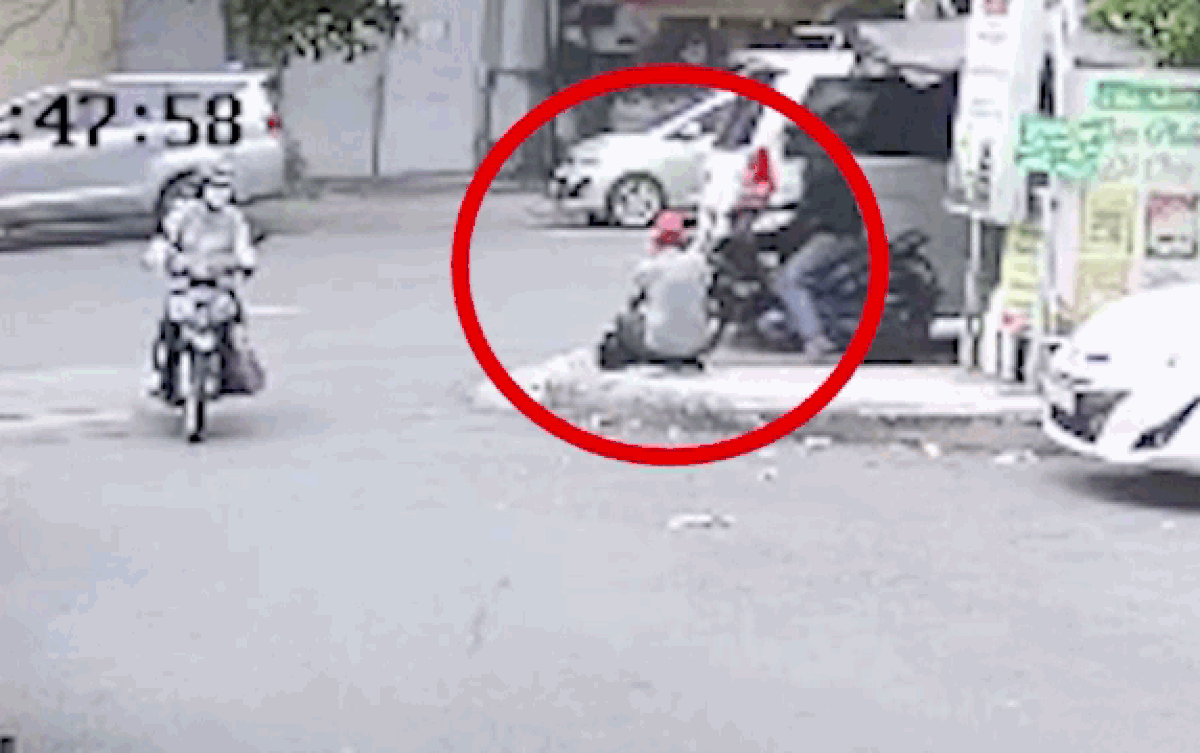 Clip: Nam phóng viên bị cướp túi xách ngay trước mặt Ảnh 2