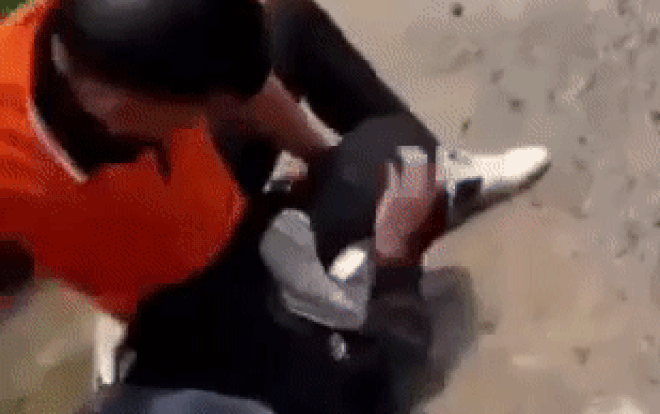 Clip: Cầm dao cứa cổ shipper hòng cướp kim cương, kẻ gian nhận cái kết thê thảm ngay sau đó Ảnh 2