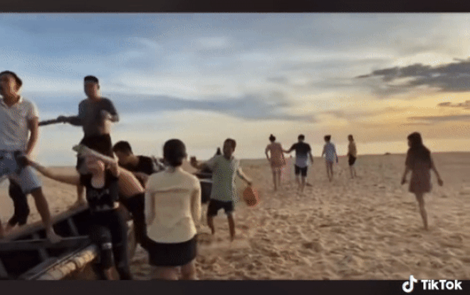 Clip: Nhóm thanh niên ngồi bu bám thuyền trên cạn 'gọi đò', chủ đò lập tức xuất hiện đánh đuổi tán loạn Ảnh 2