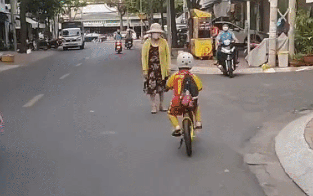 Đánh lái như tay đua chuyên nghiệp, cậu bé khiến dân mạng trầm trồ Ảnh 2