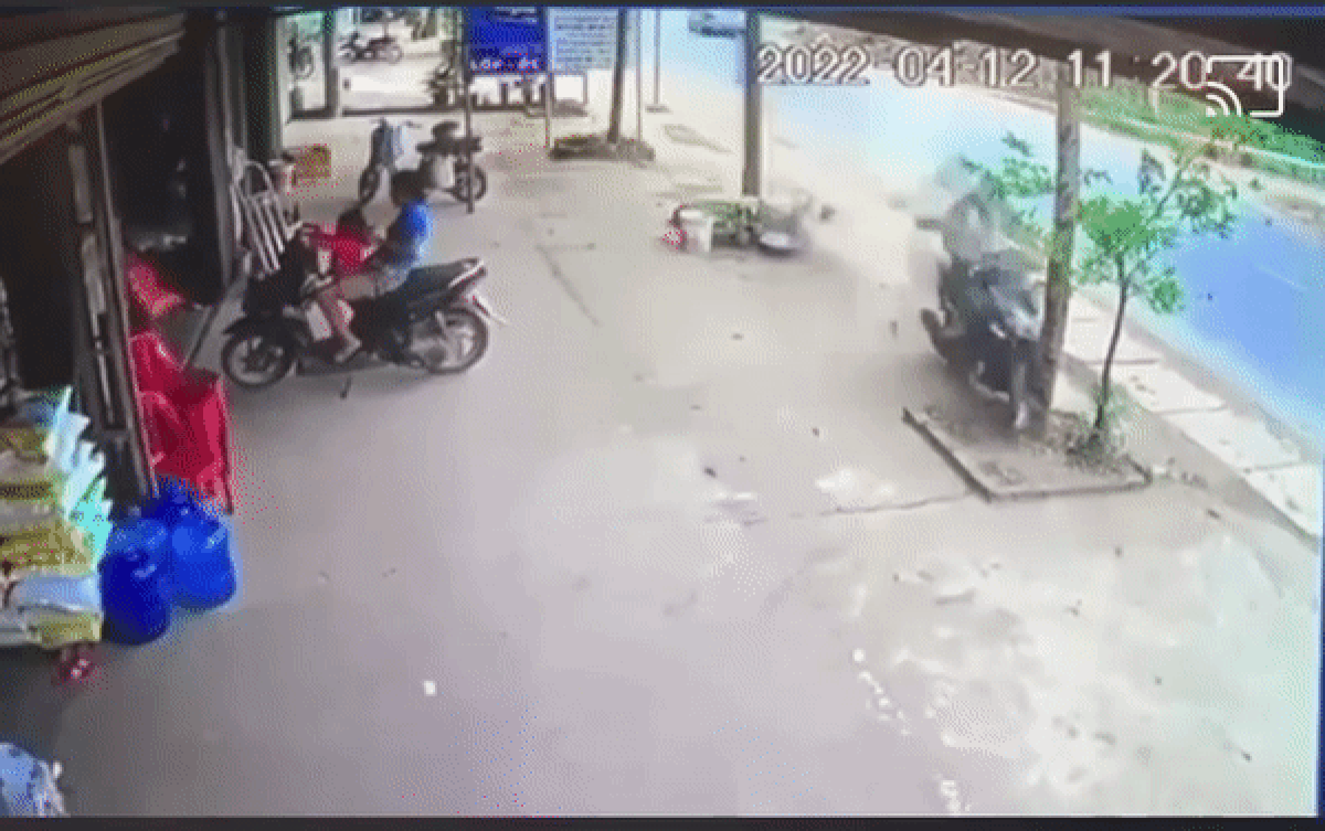 Clip: Người đàn không làm chủ tốc độ, tông gãy đôi cây xanh bên đường Ảnh 2