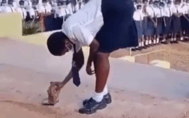 Nữ sinh bị hiệu trưởng bêu xấu, bắt dùng gạch đập vỡ điện thoại trước toàn trường Ảnh 2