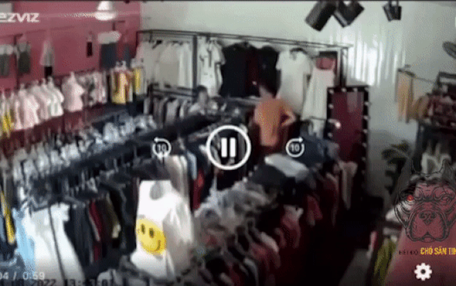 Clip: Gã đàn ông tấn công nữ chủ shop quần áo, tiếng kêu cứu 'chồng ơi' gây ám ảnh Ảnh 2