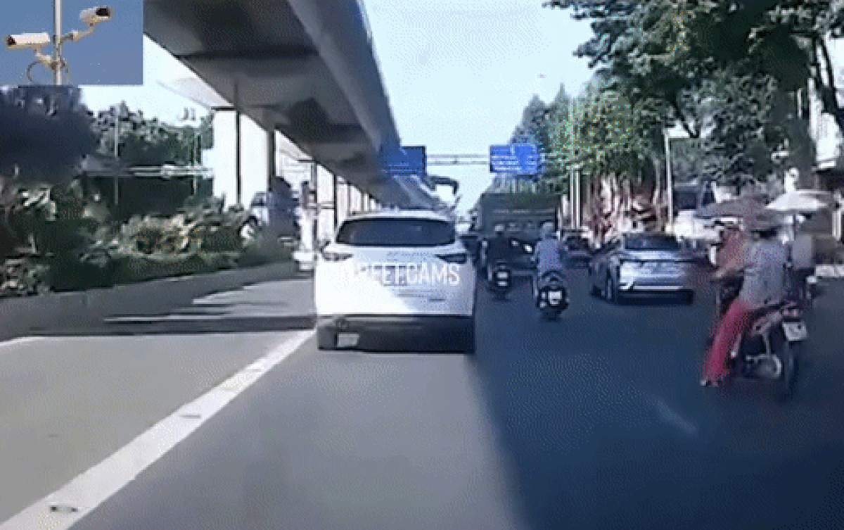 Bật xi nhan nhưng vẫn chưa yên tâm qua đường, người phụ nữ có hành động 'lạ' khiến dân mạng cười ngất Ảnh 2