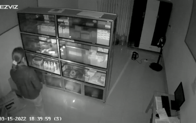 Camera 'tóm gọn' cảnh nữ trạm trưởng y tế xã lấy trộm thuốc mang đi bán và cái kết cho kẻ tham lam Ảnh 2
