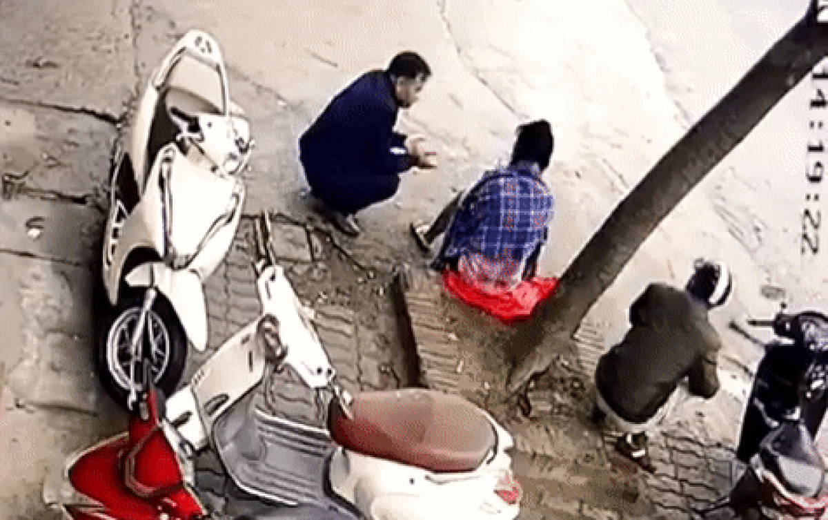 Cô gái gặp tai nạn xe vừa ngồi xuống nghỉ ngơi liền bị 'bàn tay hư' của gã đàn ông làm điều này Ảnh 2