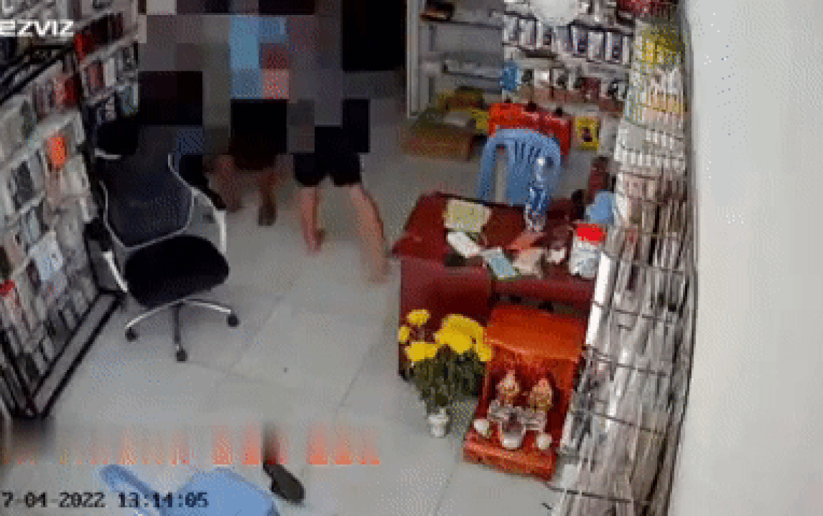 Tên trộm lãnh 'liên hoàn tát' từ chủ cửa hàng khi thản nhiên kéo tủ lấy trộm tiền Ảnh 2