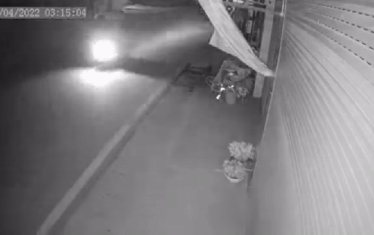 Cụ ông lững thững đi bộ lúc 3h sáng bị xe máy tông trúng, hành động vô cảm của tài xế sau đó gây bức xúc Ảnh 2