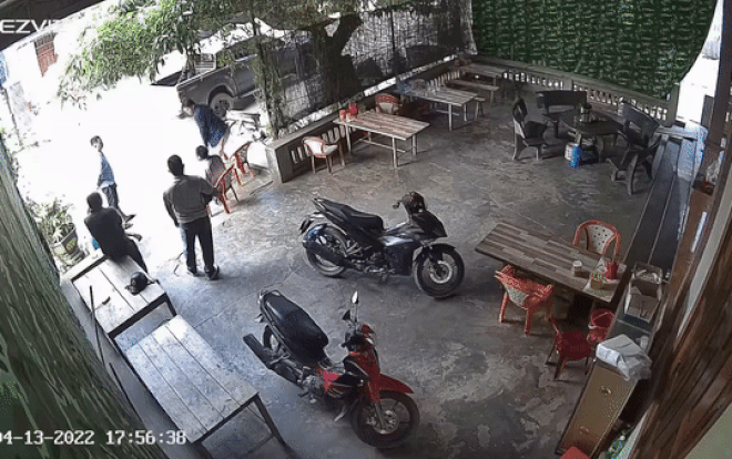 Clip: Nhóm côn đồ hung hăng đạp 'liên hoàn cước' vào thẳng mặt người đàn ông ngay giữa sân nhà Ảnh 2
