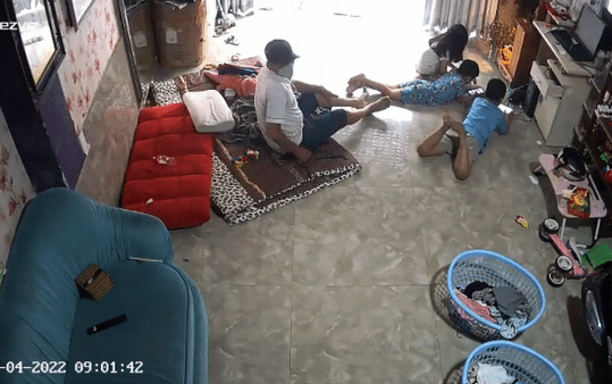 3 đứa trẻ bị người đàn ông 'diễn kịch' thuê nhà để trộm điện thoại Ảnh 2