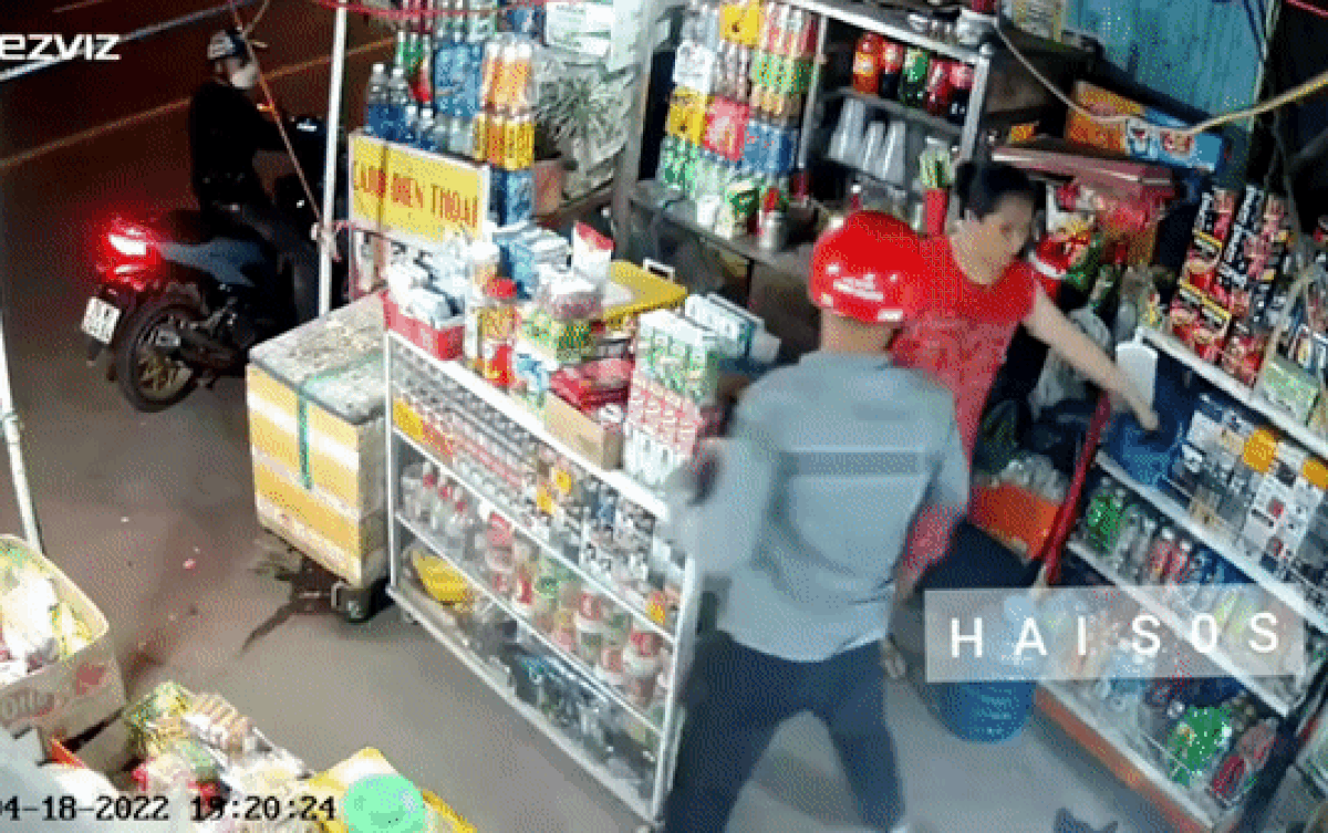 Clip: 2 nam thanh niên dàn cảnh, táo tợn giật dây chuyền vàng bà chủ cửa hàng tạp hóa Ảnh 2